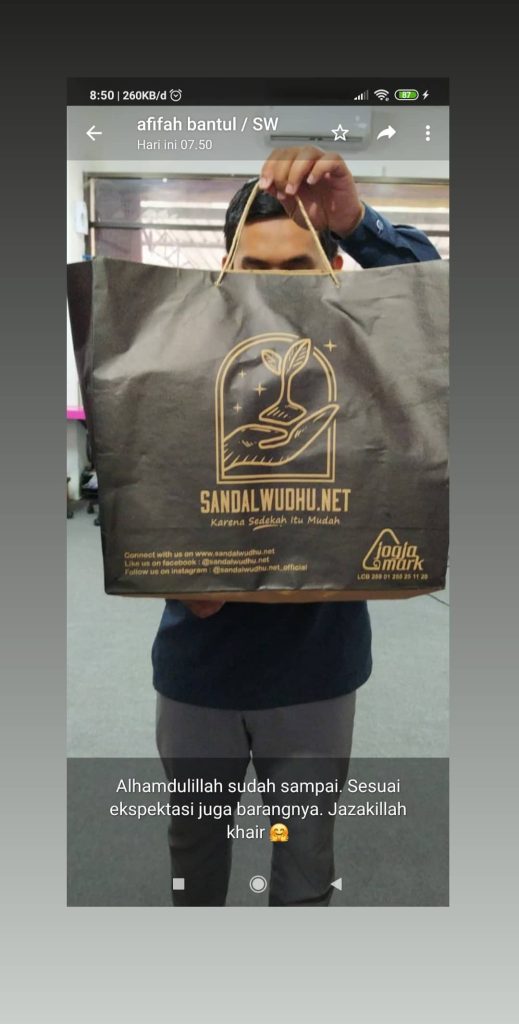 Berbagi Sandal Menjadi Alternatif Sedekah Kekinian Generasi Z