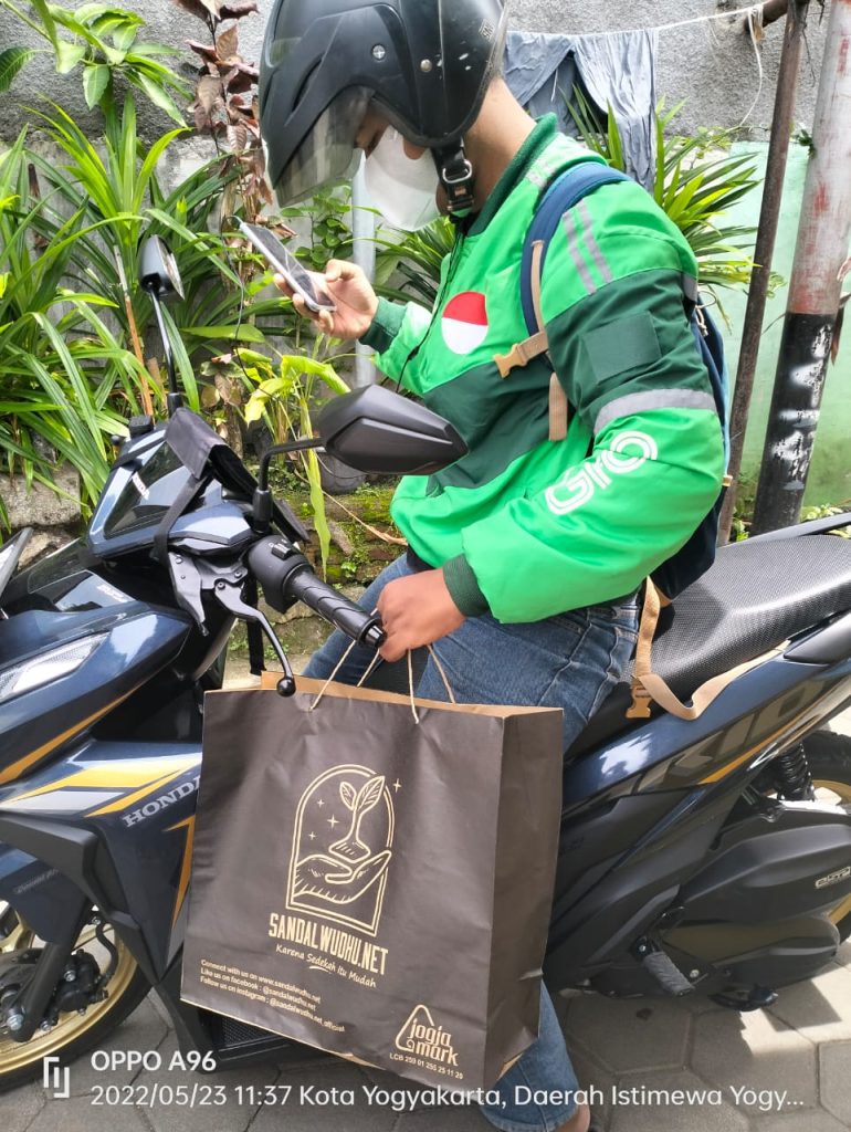 Sedekah Ramadhan Sandal Wudhu