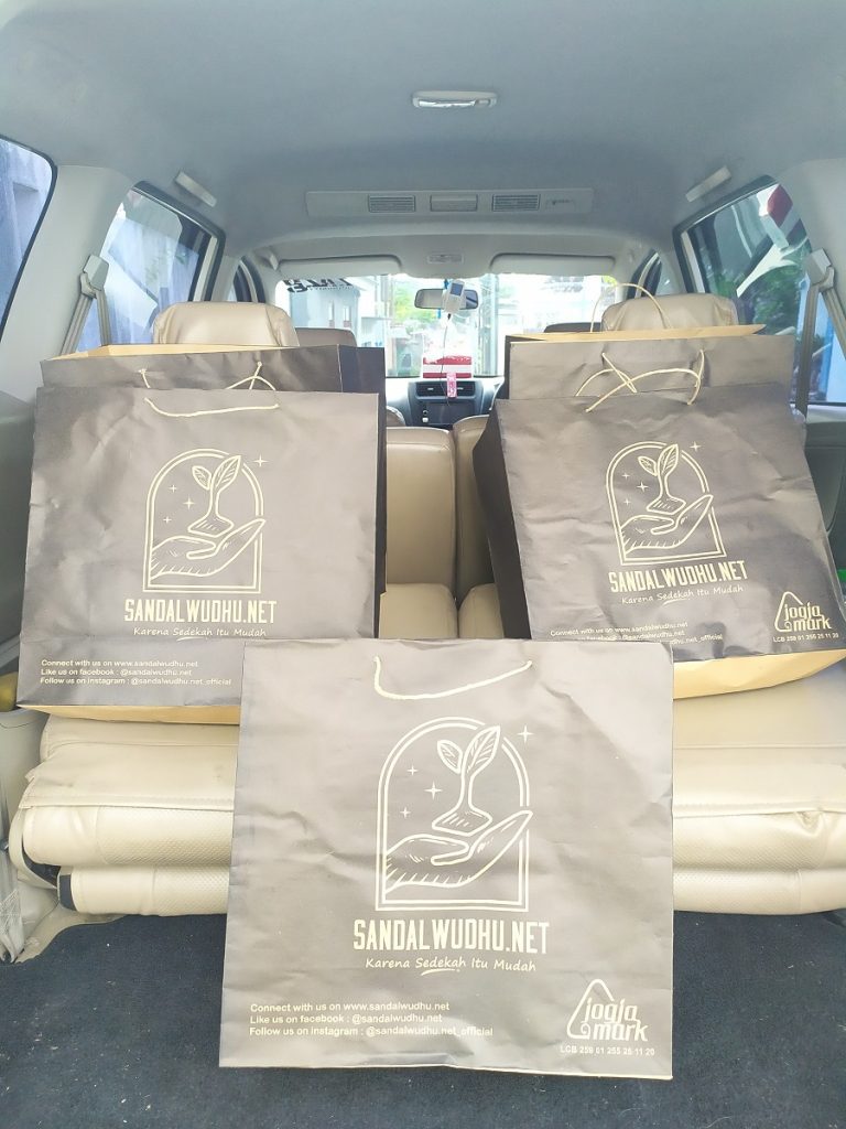 Berbagi Sandal Wudhu Saat Mudik