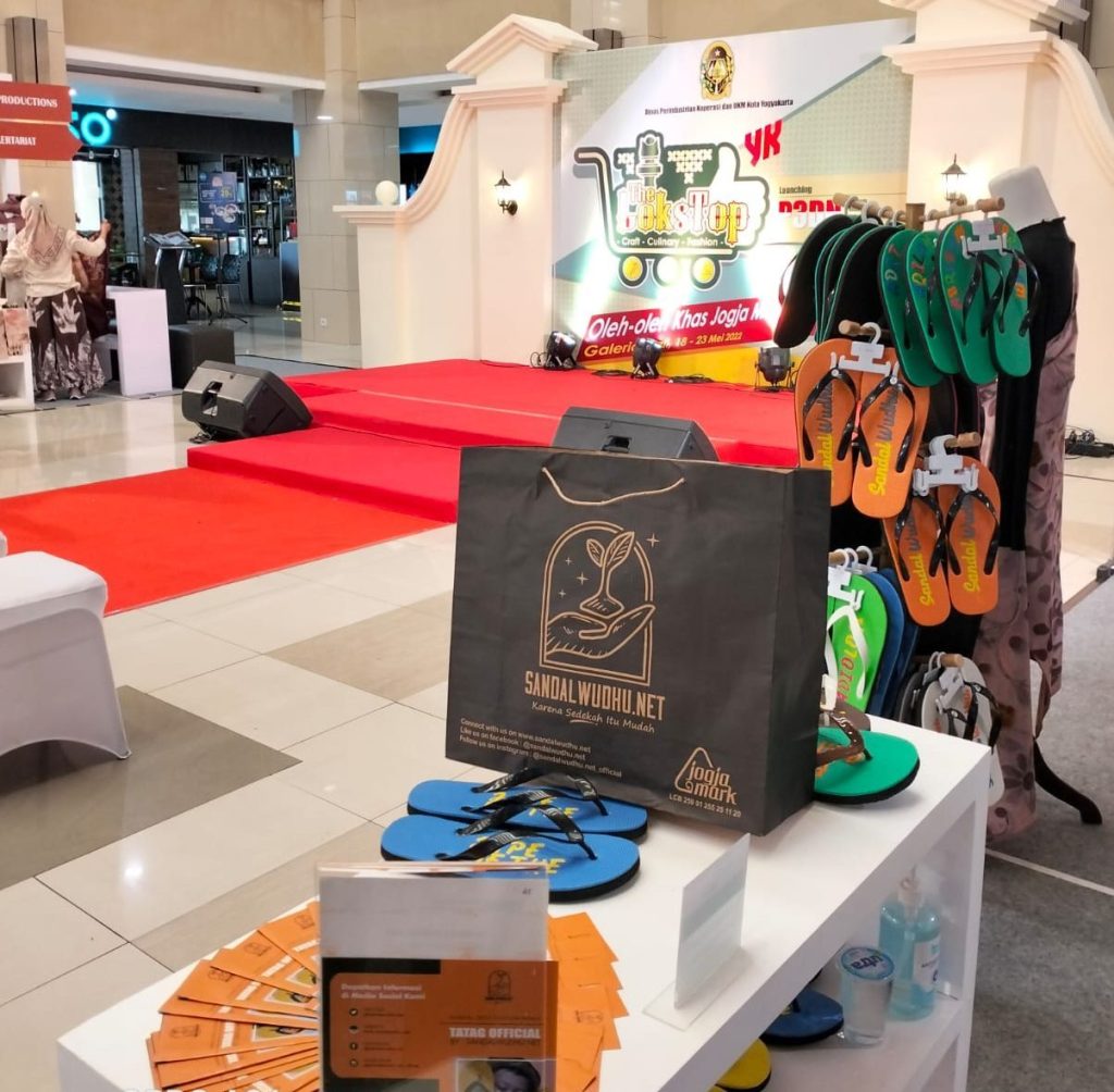 Berbagi Kebahagiaan dengan Sedekah Sandal Custom Nama Anak ke Panti Asuhan