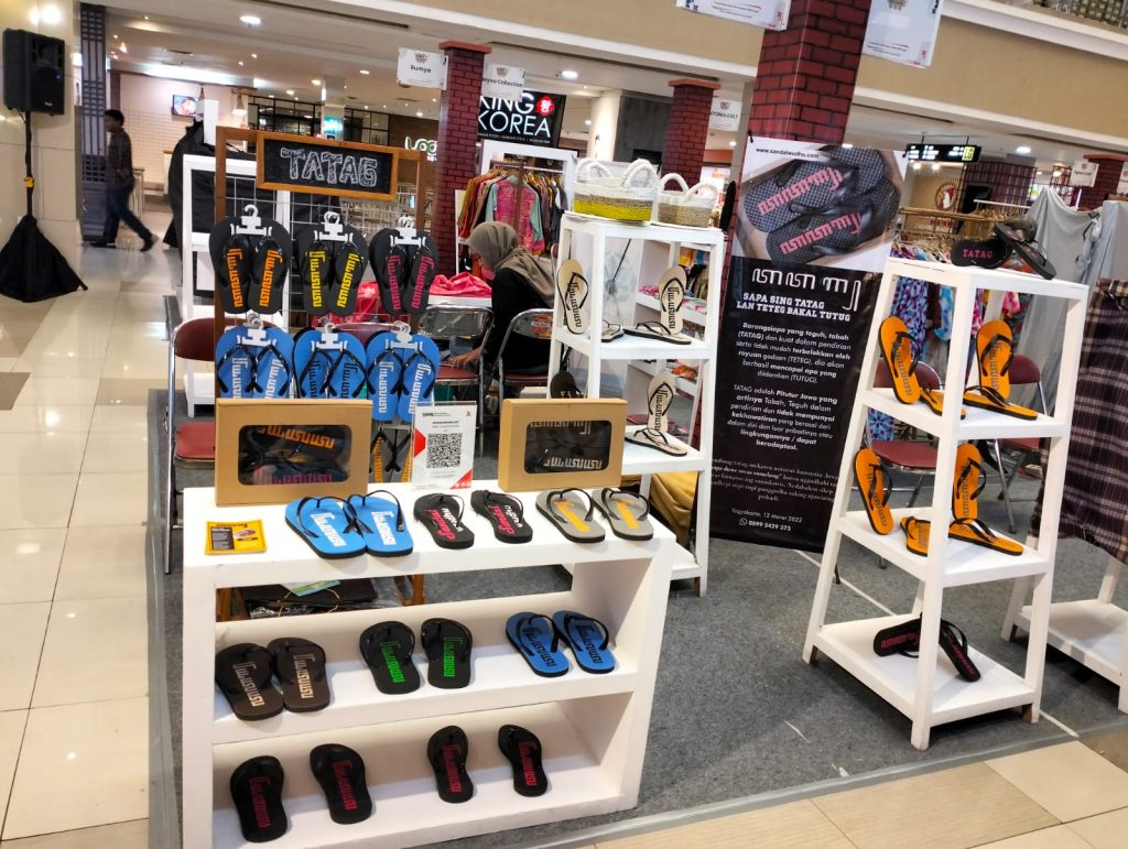 Peluncuran Sandal Aksara Jawa TATAG Memukau Pengunjung Pameran The Loks Top 2 di Galeria Mall Yogyakarta