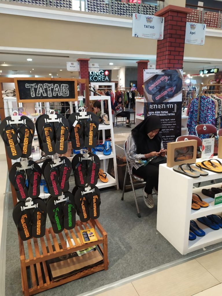 Peluncuran Sandal Aksara Jawa TATAG Memukau Pengunjung Pameran The Loks Top 2 di Galeria Mall Yogyakarta