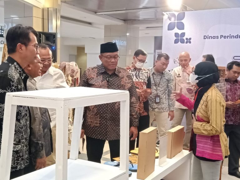 Peluncuran Sandal Aksara Jawa TATAG Memukau Pengunjung Pameran The Loks Top 2 di Galeria Mall Yogyakarta