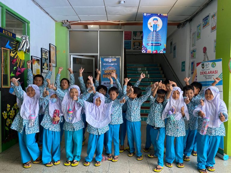 Pentingnya Custom Sandal Nama Murid untuk Siswa SDIT dalam Meningkatkan Identitas Diri dan Kekompakan