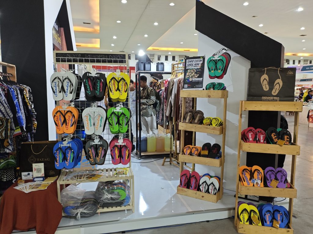 sandal aksara Jawa TATAG Jogja di Bandara YIA