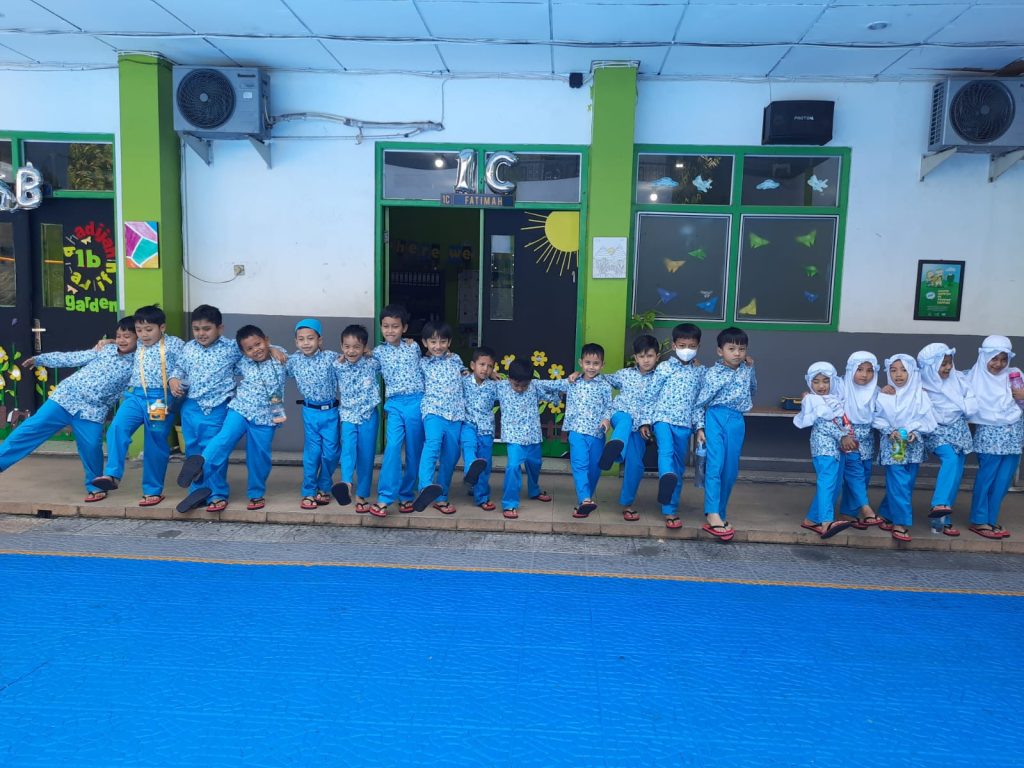 sandal santri