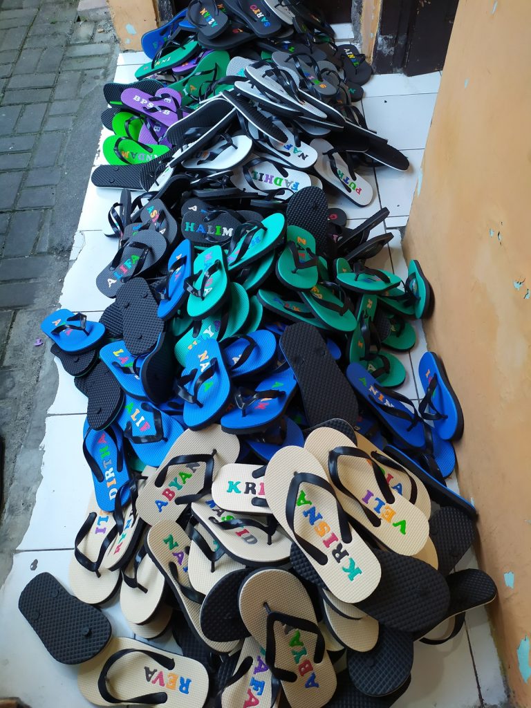 Sandal Custom Jogja Tempat Pesan Sandal dengan Kreativitas Tanpa Batasan