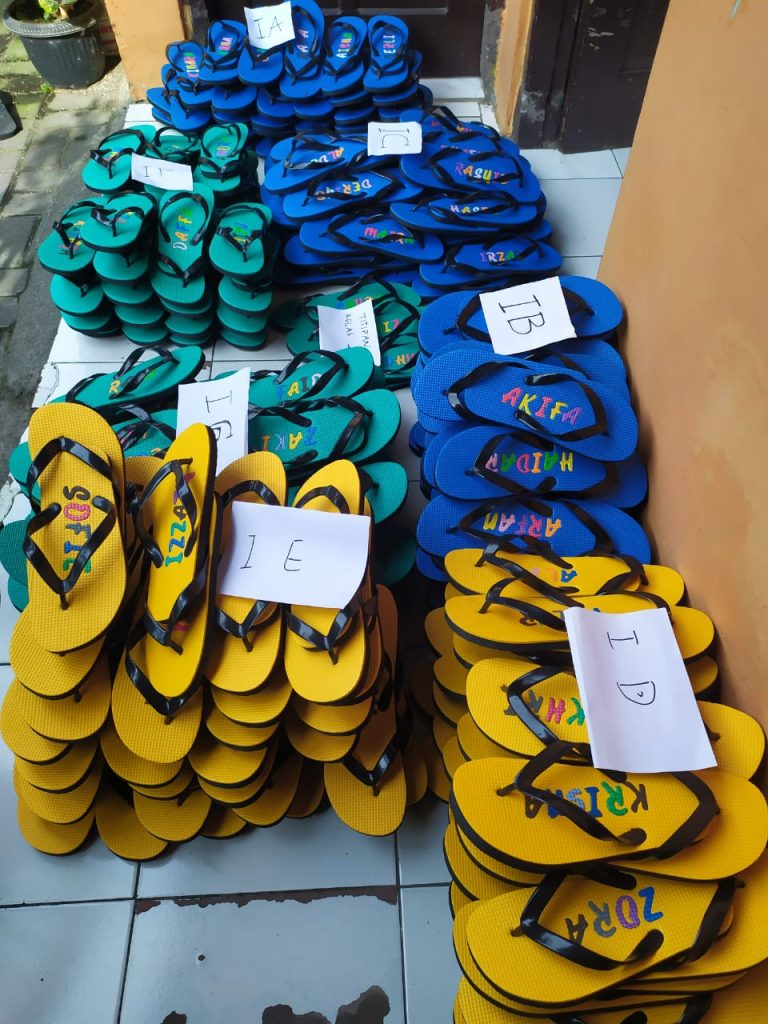 sandal custom nama