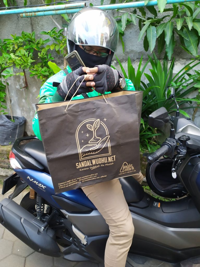 Mengalirnya Berkah Sedekah Sandal Wudhu di Bulan Ramadhan