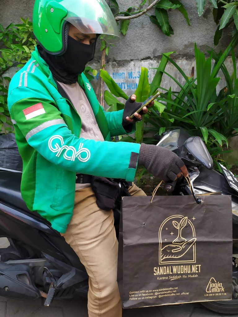 Sandal Wudhu Kendari Alternatif Sedekah Berkah untuk Jamaah Masjid di Sulawesi Tenggara