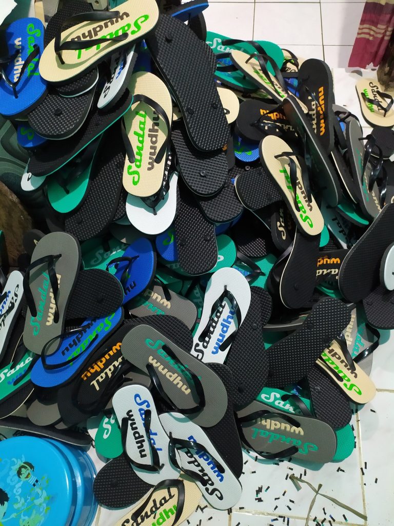 sedekah ramadhan dengan sandal wudhu