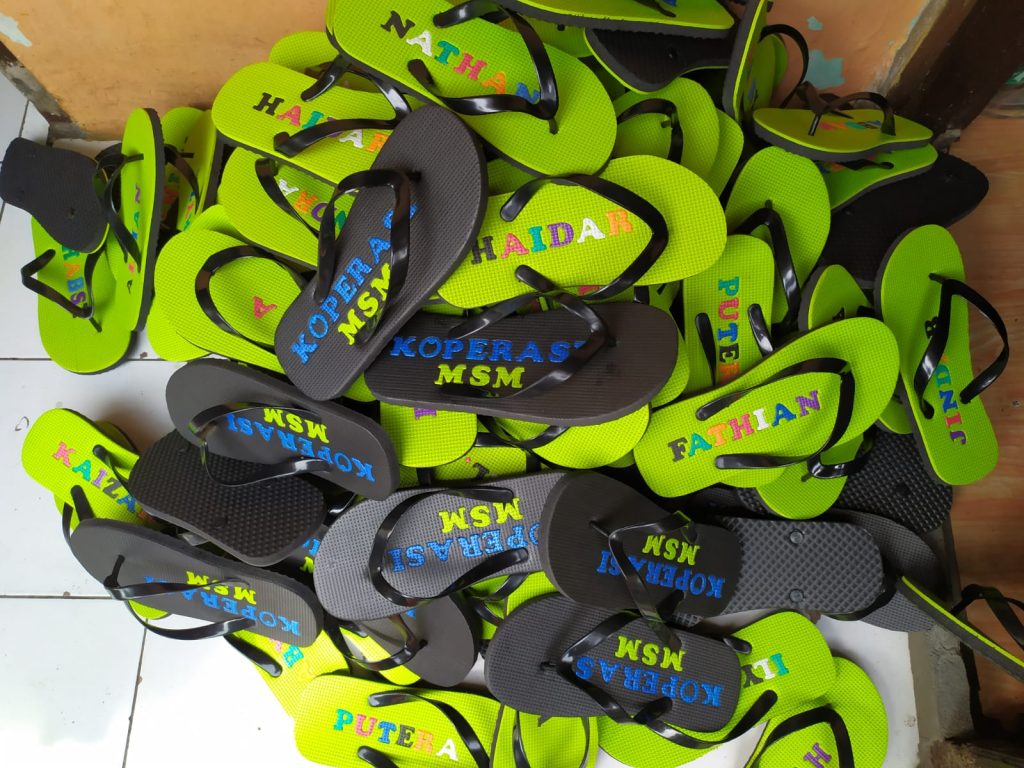 sandal custom nama