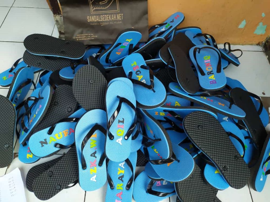 sandal santri
