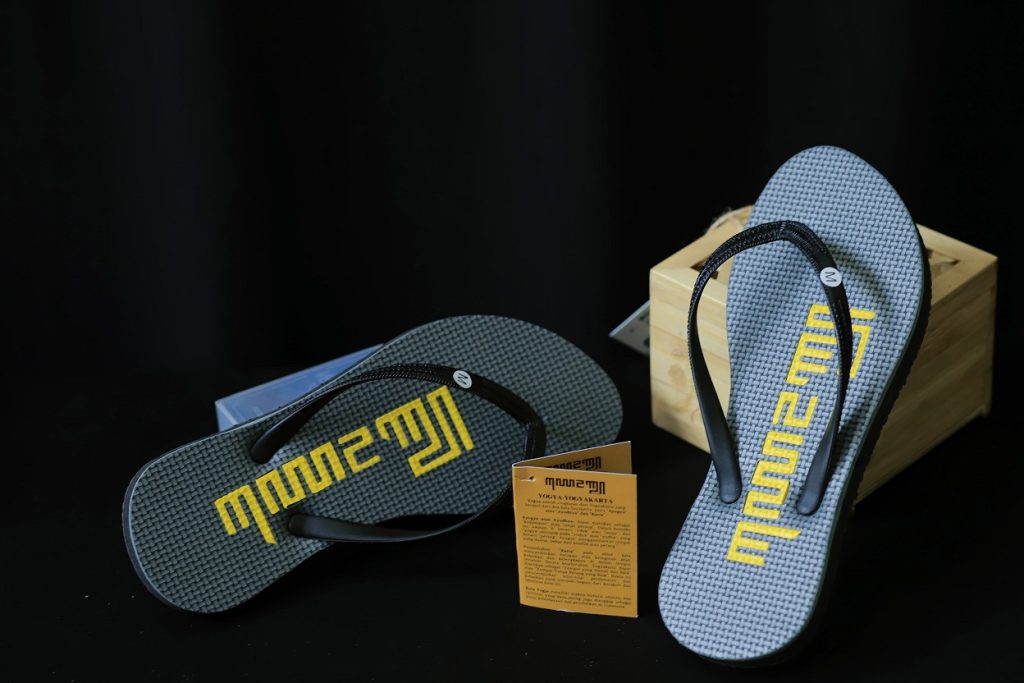 Sandal Aksara Jawa Seri Yogya