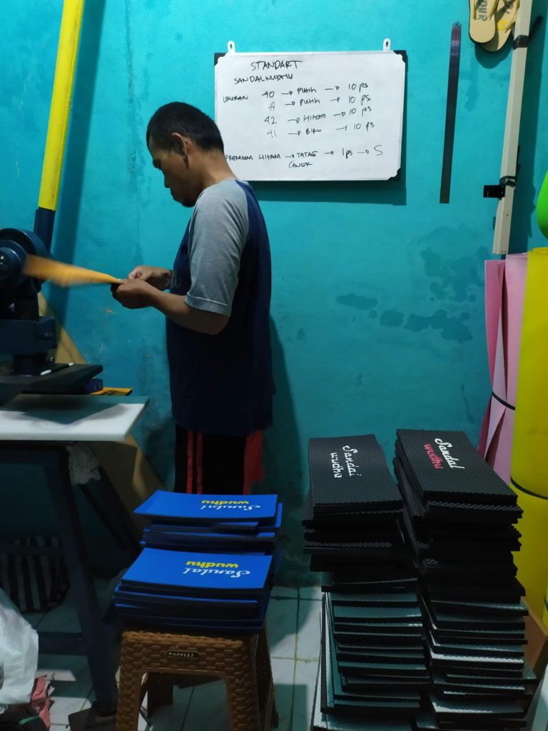 Tempat Bikin Sandal Custom Nama