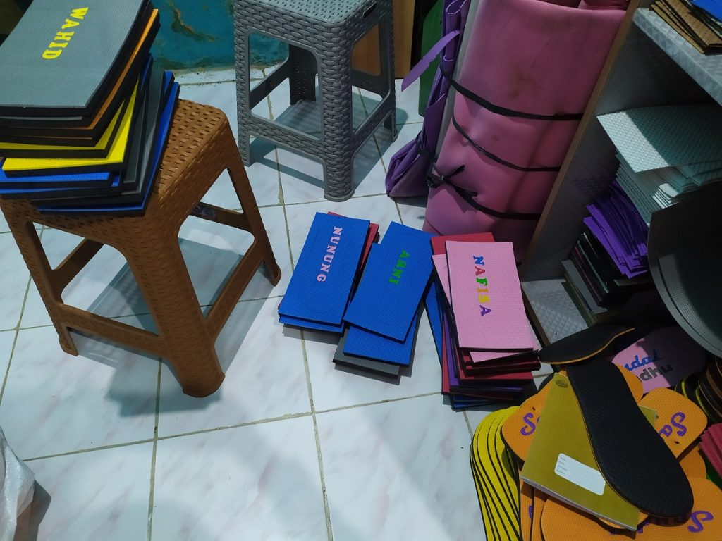 Rahasia di Balik Proses Pembuatan Sandal TATAG Rahasia di Balik Proses Pembuatan Sandal TATAG