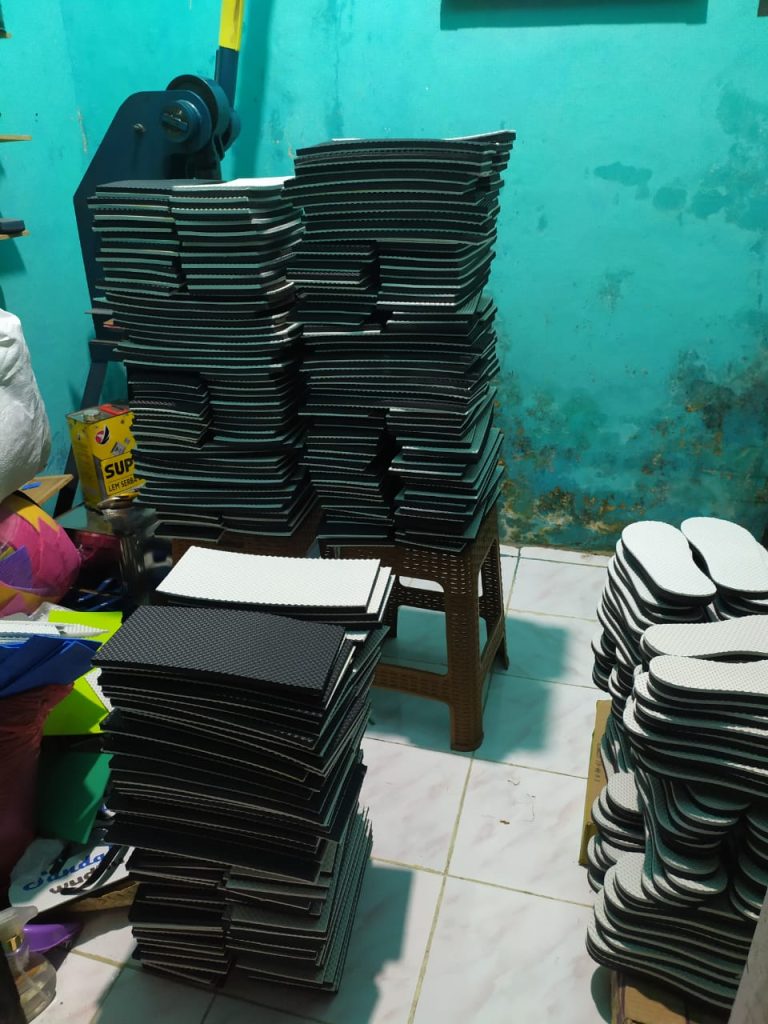Rahasia di Balik Proses Pembuatan Sandal TATAG