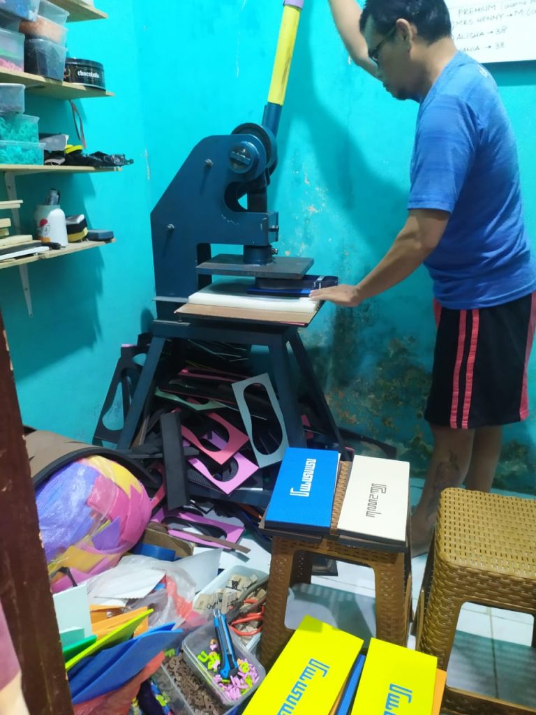 proses pembuatan sandal TATAG