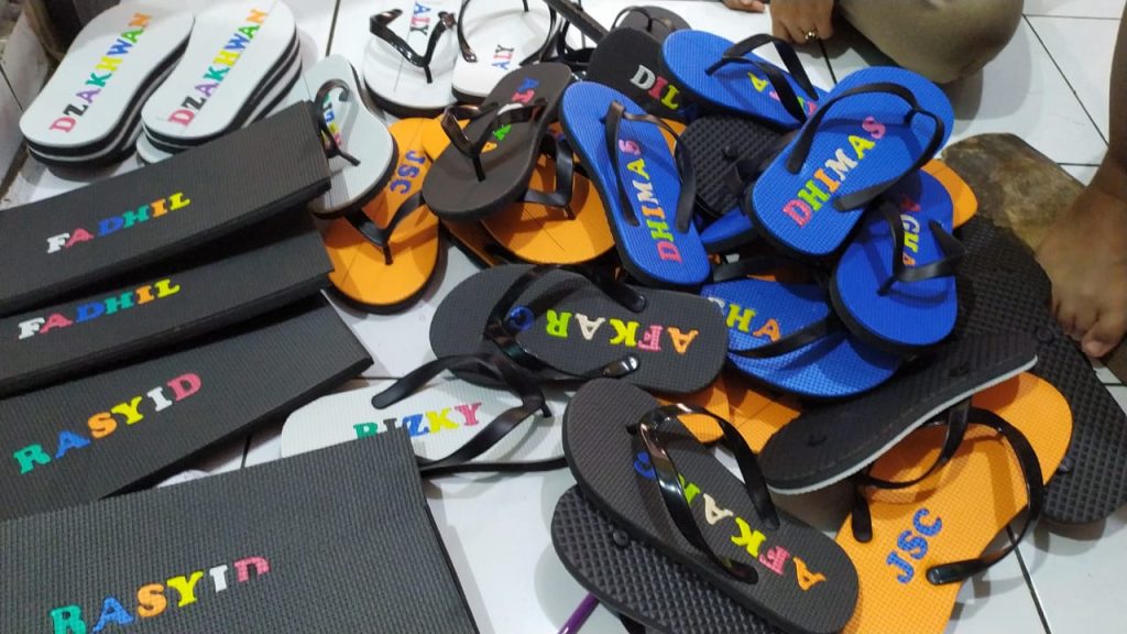 Perbedaan Sandal Custom Nama Cutting vs Sablon