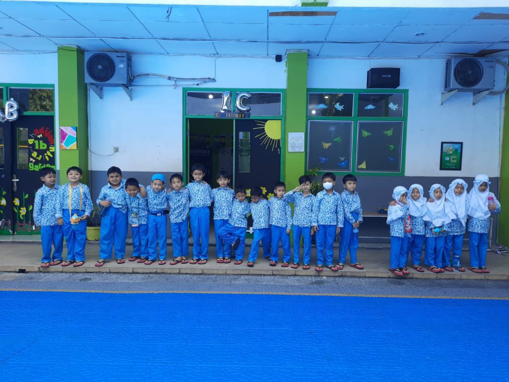 Sandal Pondok Pesantren