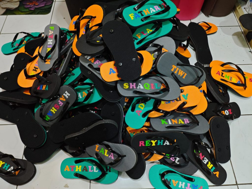 Sandal custom Nama untuk Pondok Pesantren