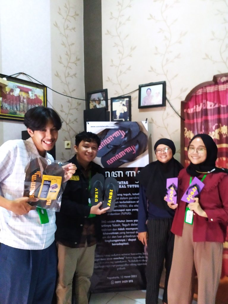 Studi Tiru dan Workshop Sandal Cutting Press