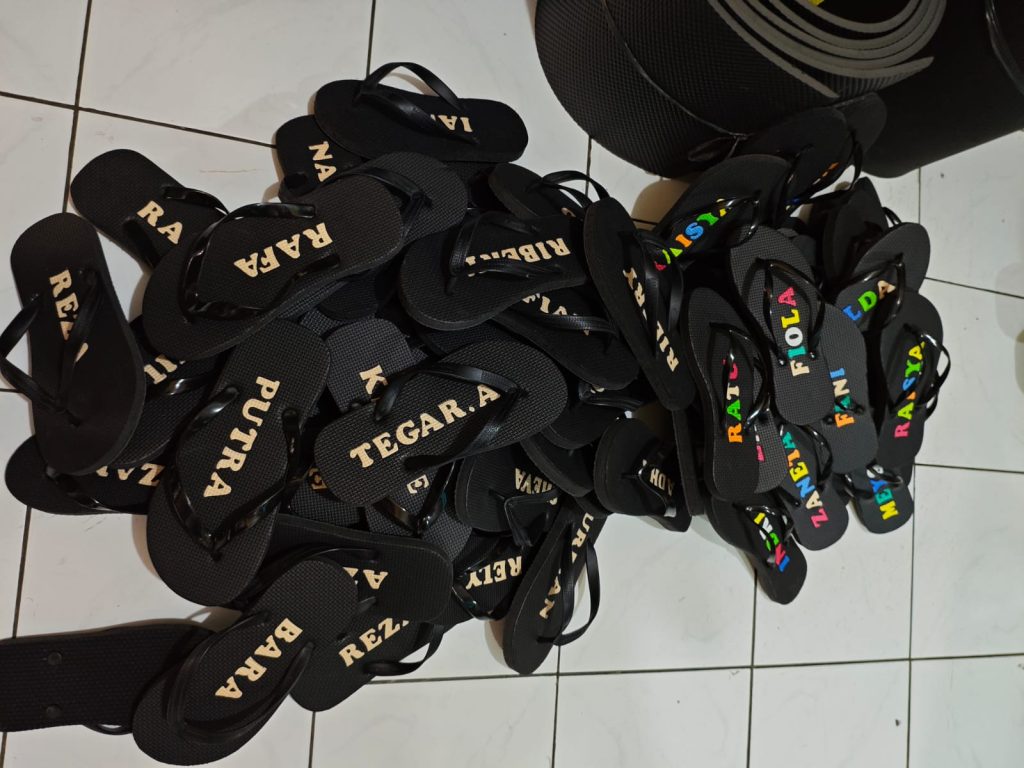 sandal anak pesantren